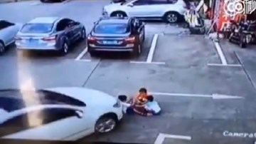 Mải dùng điện thoại, người phụ nữ lái xe ô tô cán thẳng qua người 3 đứa trẻ