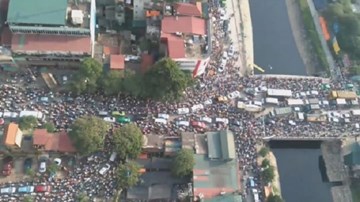 Ùn tắc 'kinh dị', hàng nghìn người chôn chân tại ngã tư giữa Hà Nội