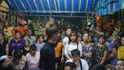 Người dân xô bảo vệ, trèo cột để xem đêm nhạc tiễn biệt Minh Thuận