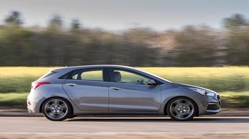 Hyundai i30 Turbo chạy 210 km/h trên cao tốc