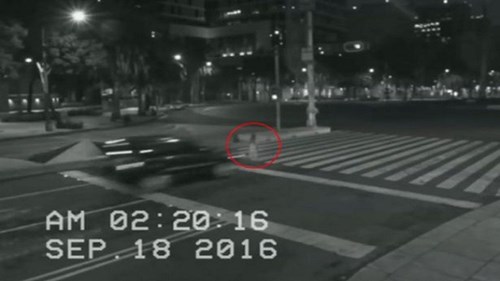 Rùng rợn ôtô xuyên qua hồn ma trên phố