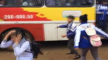 Clip nam sinh đánh bạn nữ ngất xỉu