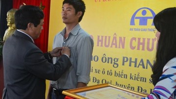 Chủ tịch nước tặng huân chương Dũng cảm cho tài xế Phan Văn Bắc