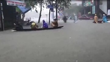 Người dân Huế bơi thuyền trên phố để về nhà