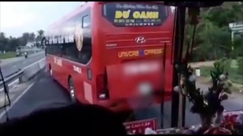 Hành khách hoảng loạn vì xe khách đánh võng, chặn đầu không cho xe phía sau vượt