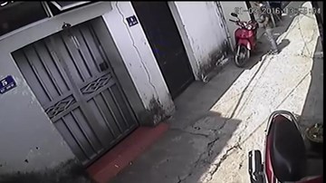 Trộm bẻ xong khóa xe máy, châm thuốc hút rồi mới tẩu thoát