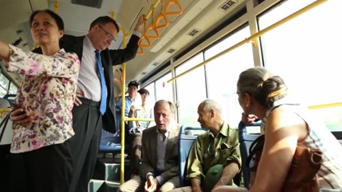 Các đại sứ EU hào hứng trải nghiệm đi xe buýt tại Hà Nội