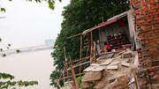 Hàng chục hộ dân Hà Nội nơm nớp lo nhà sạt lở xuống sông Hồng