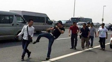 Đưa tin vụ tài xế taxi chết tại cầu Nhật Tân, phóng viên bất ngờ bị tấn công