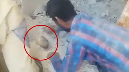 Thót tim xem cảnh giải cứu bé 2 tuổi bị chôn vùi trong đống đổ nát ở Syria