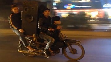 Xe máy chở cồng kềnh 'làm xiếc' trên phố