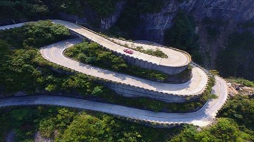 Xem Ferrari chinh phục 11km đường đèo trong 10 phút
