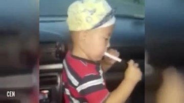 Video mẹ dạy con trai 2 tuổi hút thuốc gây phẫn nộ