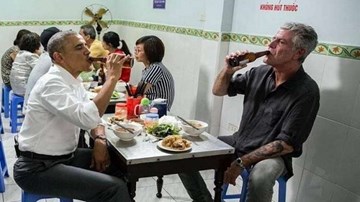 Tổng thống Obama học cách dùng đũa để ăn bún chả như thế nào?