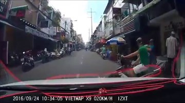 Xe máy lao từ trong ngõ ra, tai nạn ai chịu trách nhiệm?