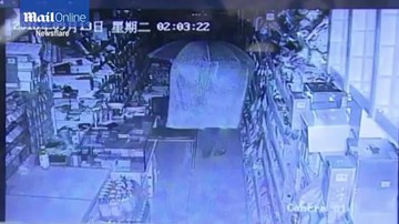 Phì cười với độc chiêu ngụy trang như phim kiếm hiệp của tên trộm thuốc lá