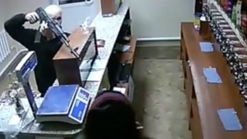 Nữ thu ngân dũng cảm vật lộn với kẻ cướp mang súng trường