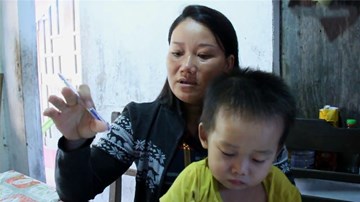 Kinh ngạc cậu bé 3 tuổi ở Huế đọc chữ vanh vách
