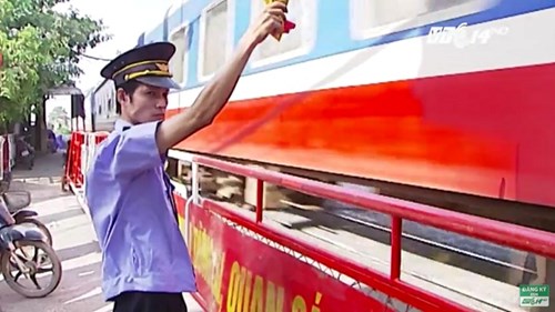 Nhân viên gác chắn cứu đoàn tàu 200 khách được khen thưởng