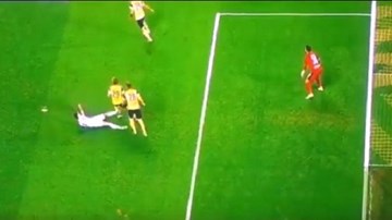 Video Ronaldo cay cú, bỏ bóng đá người