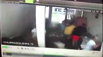 Nổ ống cống, nước thải cuồn cuộn như lũ nhấn chìm bữa tiệc gia đình