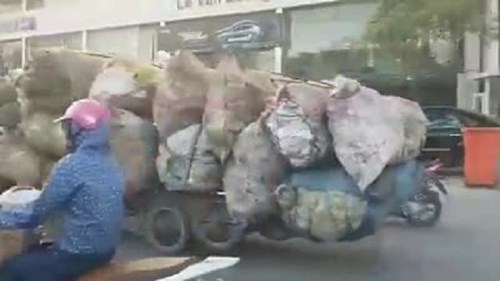 Kinh hãi cảnh xe máy chất hàng 'như núi' đi ngang nhiên trên phố Hà Nội