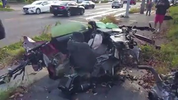 Tai nạn kinh hoàng ở vận tốc 145km/h, ôtô vỡ tung, tài xế không hề hấn gì