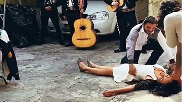 Cô gái ngất xỉu, ngã vật ra đất khi được bạn trai cầu hôn gây sốt