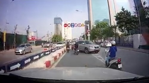 Hàng đoàn xe ngang nhiên đi ngược chiều