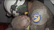Lính cứu hộ Syria khóc nức nở khi cứu bé gái sau cuộc không kích