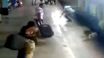 Cố nhảy tàu, một phụ nữ Ấn Độ bị cuốn vào gầm tàu hỏa