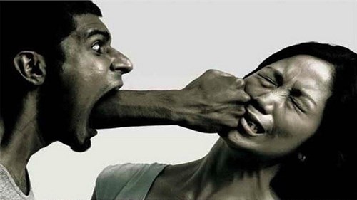 Đấm vợ vì cho con bú trước mặt bác sĩ nam