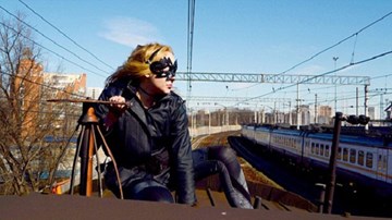 Thiếu nữ thích giả 'người dơi', lướt trên nóc tàu