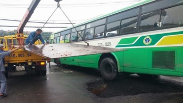 Xe buýt sụt xuống 'hố tử thần', nhiều hành khách hoảng loạn