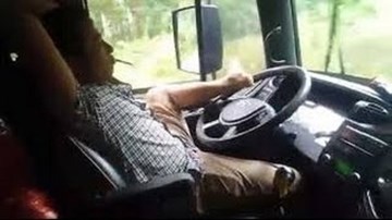 Triệu tập quái xế lái xe tải bằng chân “cho vui”