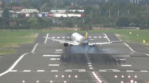 Máy bay Airbus chao đảo, vật lộn hạ cánh trong gió dữ