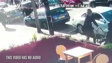 Bố cứu con gái khỏi xe điên trong tích tắc