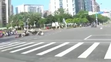 Cô gái vọt ga vượt đèn đỏ, 2 xe máy tan tành trong nháy mắt