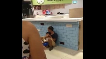 Nghi ngáo đá gí dao khống chế bé 2 tuổi giữa siêu thị Hà Nội