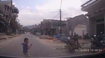 Em bé bất ngờ lao qua đường bị ô tô tông và cái kết may mắn