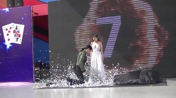 Cô gái thay 18 bộ váy trong 1 phút phá kỷ lục thế giới