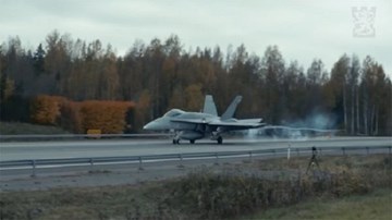 Chiến cơ F-18 cất cánh ngoạn mục từ đường cao tốc