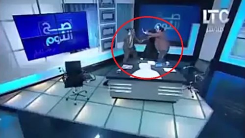 Bất đồng quan điểm, khách mời rút giày tấn công đối phương trong talk show truyền hình trực tiếp