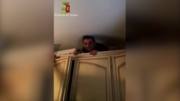 Trùm mafia Italy bị cảnh sát tóm khi đang trốn trên nóc tủ