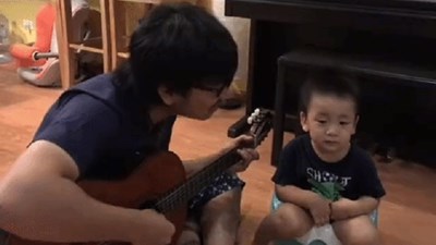 Khoảnh khắc cực đáng yêu của 2 bố con nhà giáo sư Xoay