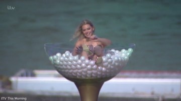 Cô gái khỏa thân làm gián đoạn truyền hình trực tiếp