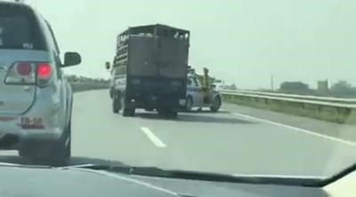 Clip xe tải trốn chạy xe CSGT như phim hành động