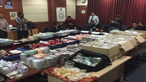 Hết hồn với núi tiền trong nhà quan tham Malaysia