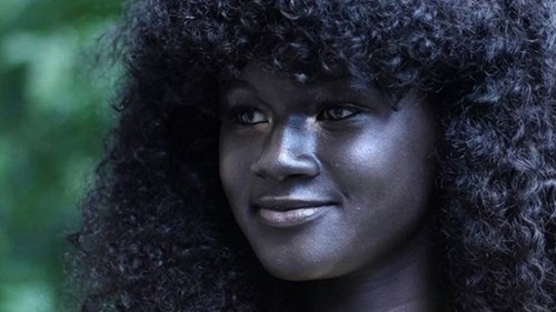 Cô gái đen nhất thế giới trở thành người mẫu nổi tiếng