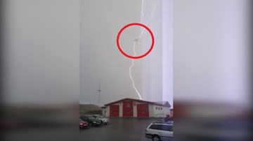 Máy bay bị sét đánh trúng khi đang bay giữa trời